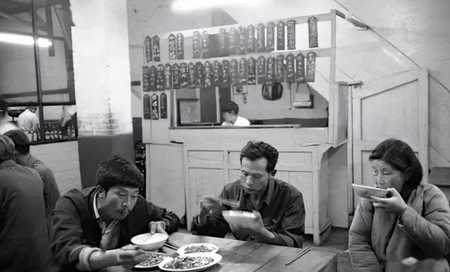 的生活画卷与如今截然不同的景象麻将胡了app在七十年代人们(图3)